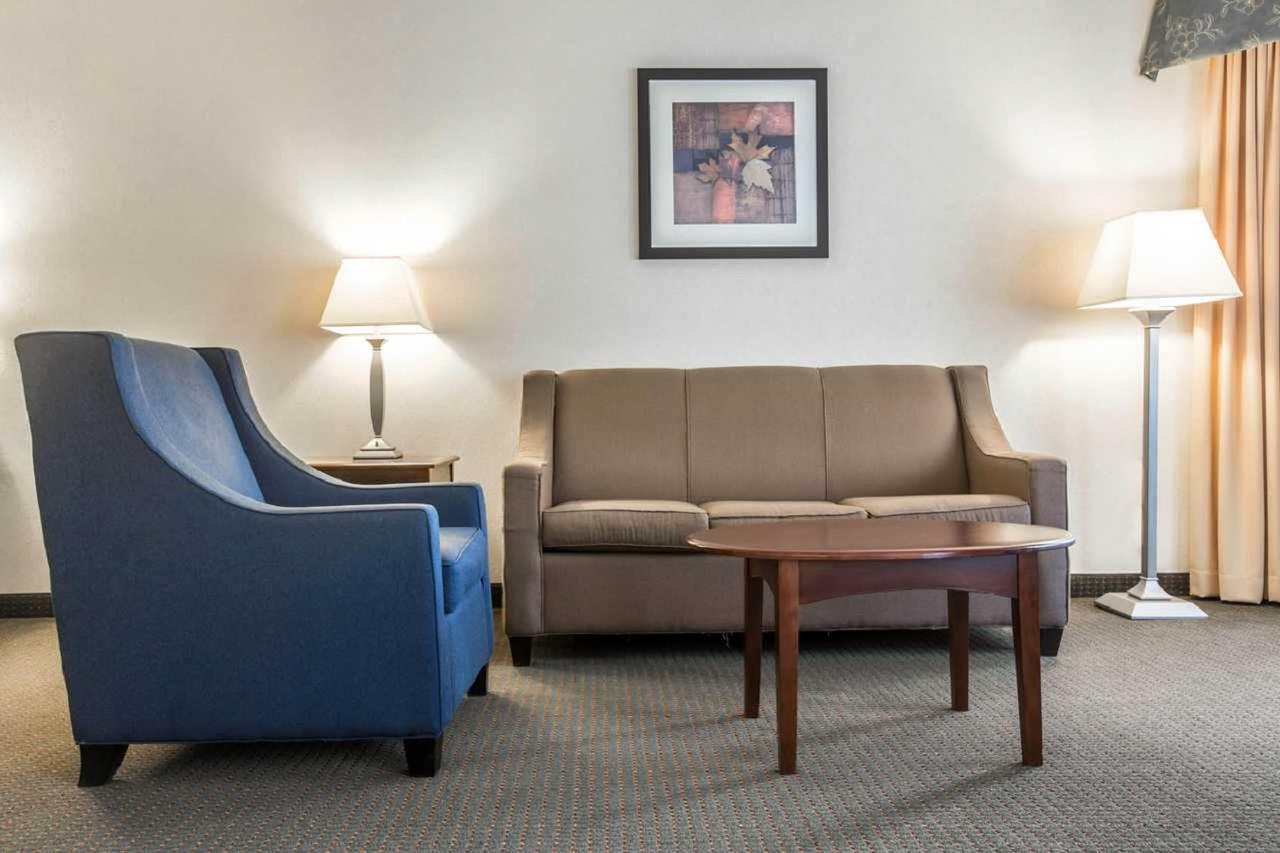 Comfort Suites South Burlington Near University Экстерьер фото