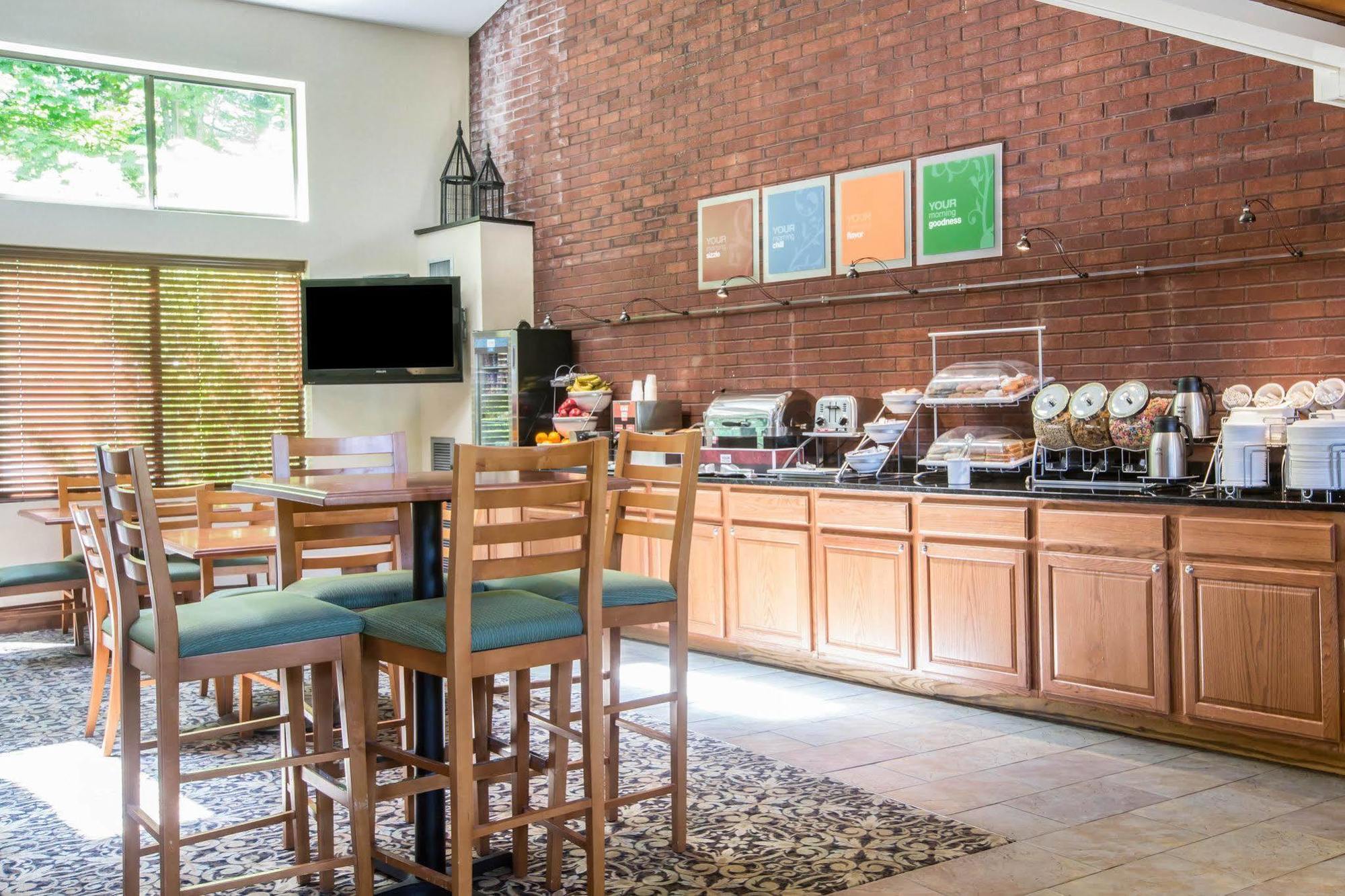 Comfort Suites South Burlington Near University Экстерьер фото