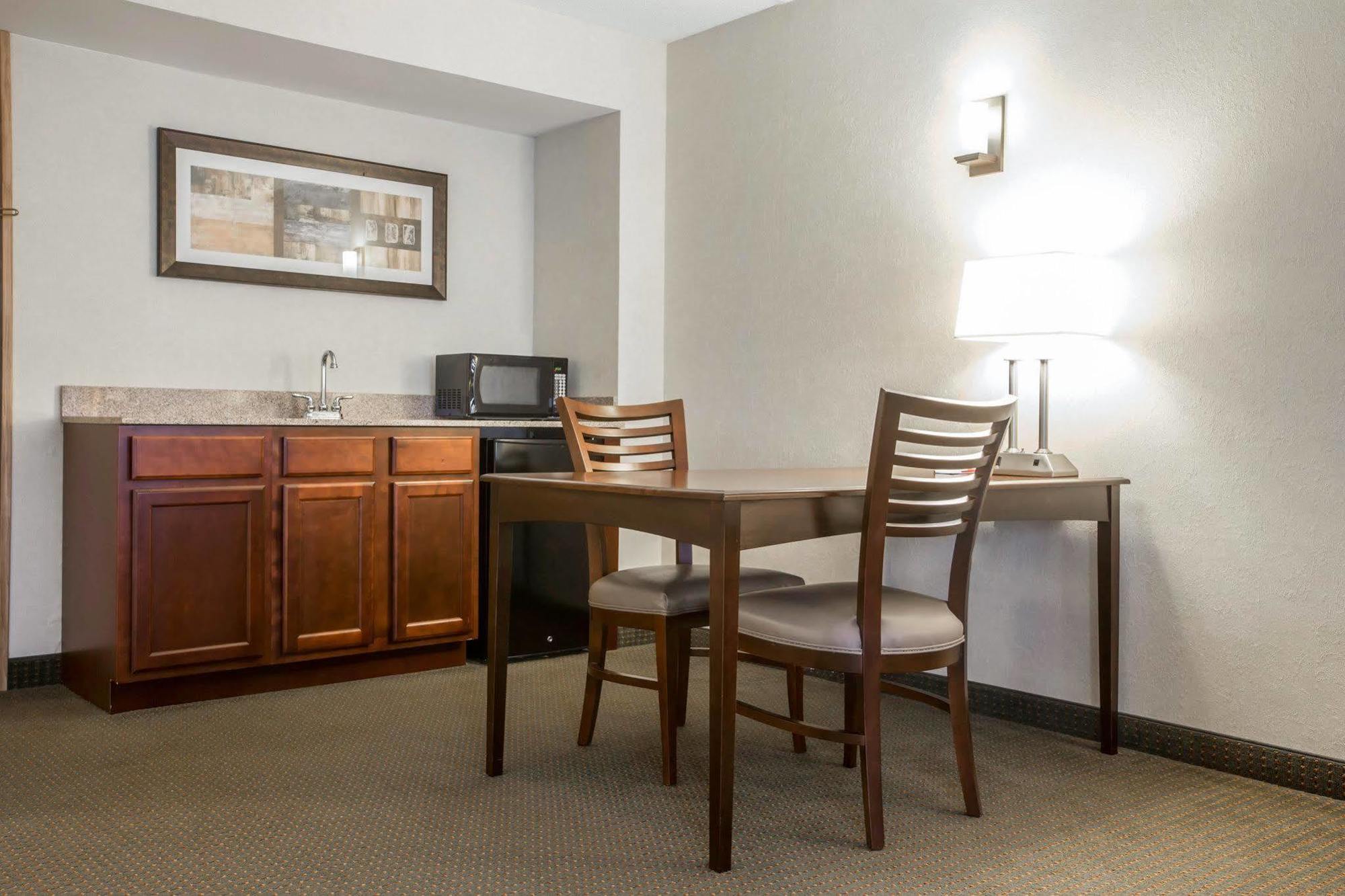 Comfort Suites South Burlington Near University Экстерьер фото